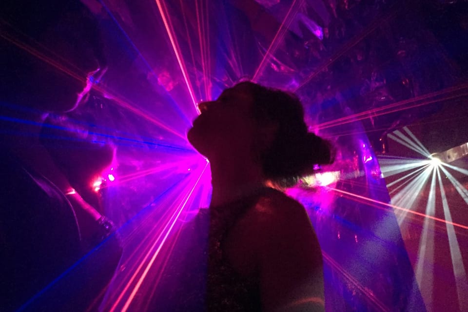 低音炮驱动舞动：科学揭示音乐节奏与肢体反应的关联