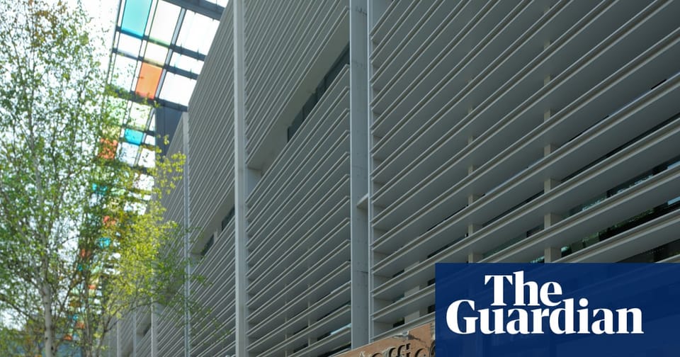 英国拟延长居留权申请年限,高成本与人才流失风险加剧