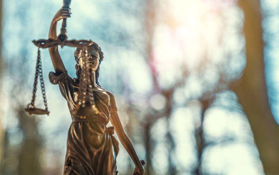 外貌吸引力对刑事司法系统的影响：女性群体中的不对称效应
