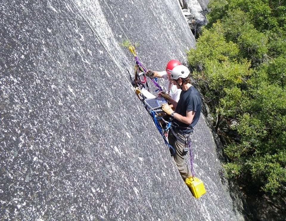 高温热应力：解密无明显诱因山体滑坡的隐秘推手
