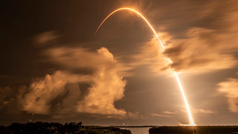 SpaceX猎鹰9号火箭双里程碑:可重复使用技术十年成熟,成本效益优势凸显
