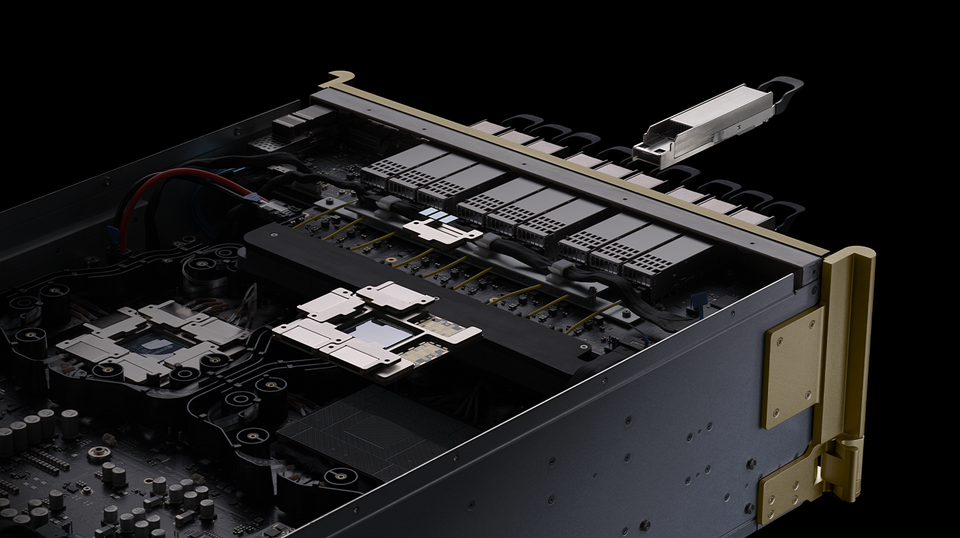 NVIDIA携手伙伴重塑数据中心互联:光电集成与AI工厂新基石