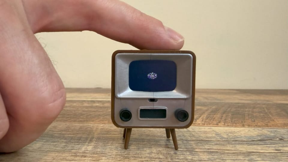 TinyTV:微型屏幕的像素密度之战与娱乐精神回归