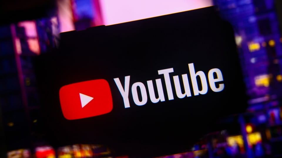YouTube AI视频增强测试引争议,平台透明度与创作者权益成焦点